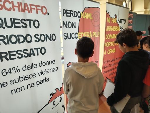 Studenti alla Biblioteca di Canelli osservano "Non crederci!"