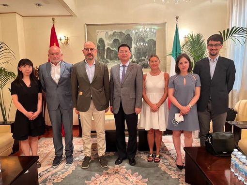 Il sindaco Rasero, alcuni assessori della sua Giunta e il presidente del Consiglio comunale Garrone (primo a destra) ritratto con il Console Generale della Repubblica Popolare Cinese a Milano, Liu Kan, a margine di un incontro svoltosi nel luglio scorso