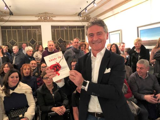 L'astigiano Roberto D'Angelo ieri, durante la presentazione del suo nuovo romanzo
