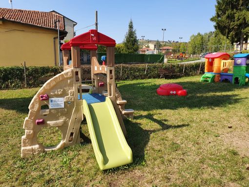 Libri in lingua inglese e giochi all'aperto per i piccoli della scuola di Costigliole Libri in lingua inglese e giochi all'aperto per i piccoli della scuola di Costigliole