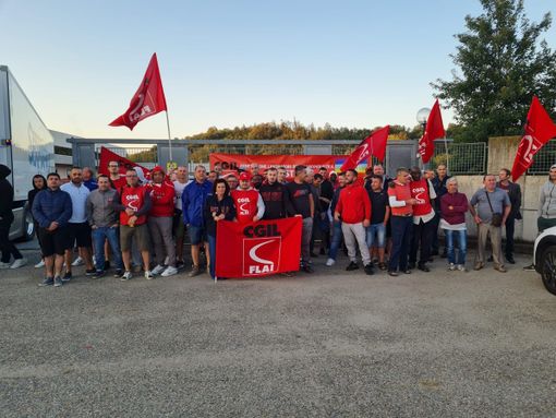 I lavoratori dell'azienda ritratti nel primo giorno di sciopero