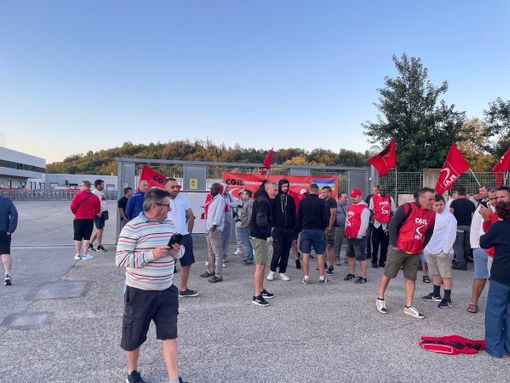 Un'immagine relativa lo sciopero dei lavoratori attuato nella giornata del 7 agosto. Anche domani i lavoratori torneranno di nuovo a manifestare Un'immagine relativa lo sciopero dei lavoratori attuato nella giornata del 7 agosto. Anche domani i lavoratori torneranno di nuovo a manifestare