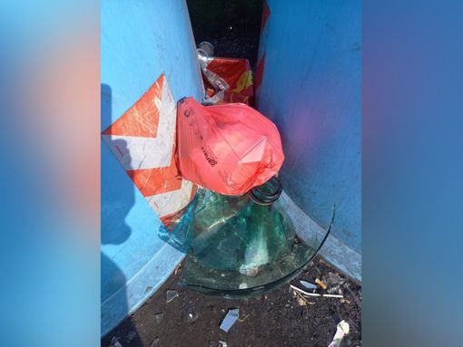 Abbandoni selvaggi in strada Valgera ad Asti, a volte anche mobili con scaffali e damigiane