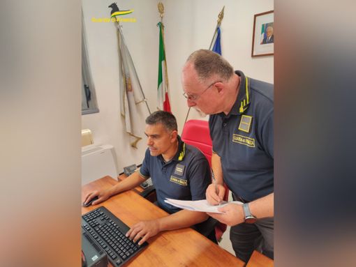 Ditta di trasporti evade IRPEF e IVA per 600mila euro, la Guardia di Finanza di Asti sequestra due immobili