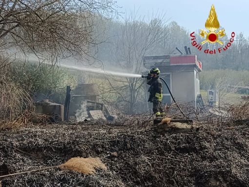 Vigili del fuoco impegnati per un ennesimo incendio di sterpaglie Vigili del fuoco impegnati per un ennesimo incendio di sterpaglie
