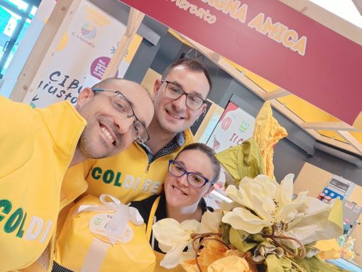 Addetti del Mercato Contadino con le proposte take away per Pasqua e Pasquetta Addetti del Mercato Contadino con le proposte take away per Pasqua e Pasquetta