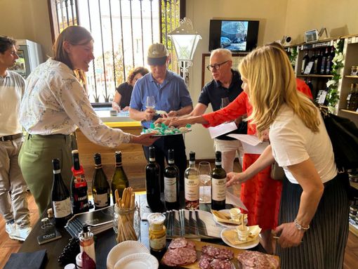 Tour enogastronomico nel Piemonte: i turisti svedesi sperimentano l'eccellenza locale presso Tomedo ad Asti [GALLERIA FOTOGRAFICA]