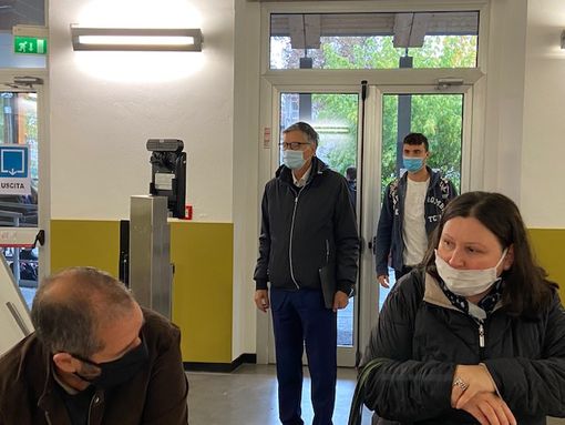 Il presidente Sacco mentre si sottopone alla rilevazione del termoscanner Il presidente Sacco mentre si sottopone alla rilevazione del termoscanner