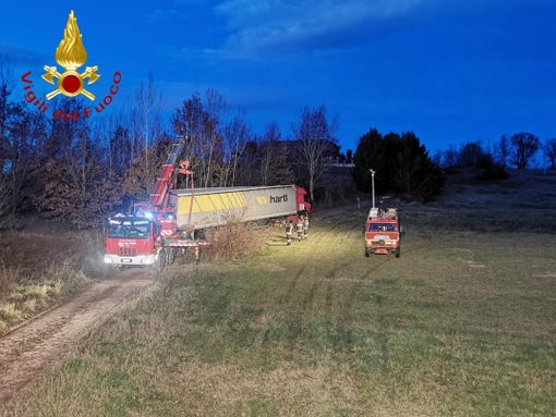 Due immagini relative il recupero del mezzo pesante rimasto impantanato Due immagini relative il recupero del mezzo pesante rimasto impantanato