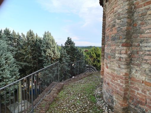 A Cinaglio continua a far discutere l'antenna "della discordia", vicino alla chiesa di San Felice, gioiello romanico A Cinaglio continua a far discutere l'antenna "della discordia", vicino alla chiesa di San Felice, gioiello romanico