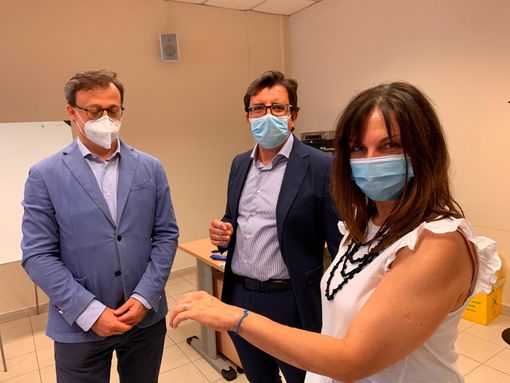 &quot;Italy Stay Strong&quot; approda ad Asti: consegnati i braccialetti solidali alla Rianimazione del Massaia