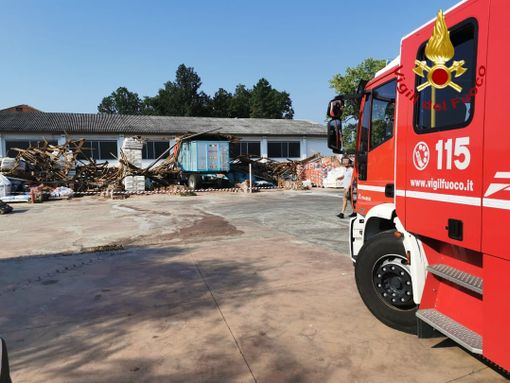 Montechiaro, una tromba d’aria ha provocato il crollo di un capannone in regione Reale