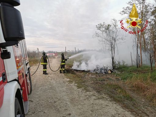 Incendio rifiuti vicino alla tangenziale. Intervento dei Vigili del Fuoco Incendio rifiuti vicino alla tangenziale. Intervento dei Vigili del Fuoco