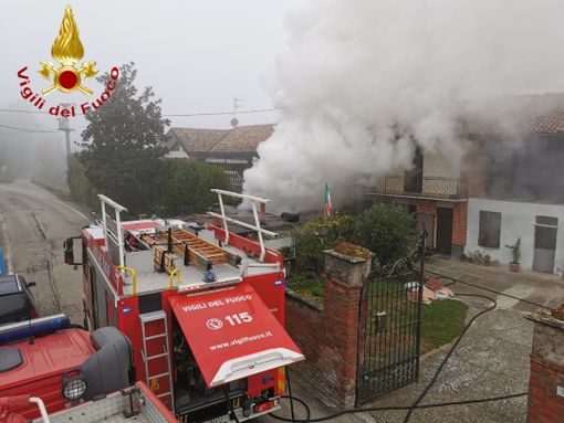 Cunico, intervento dei vigili del fuoco per domare l’incendio di una legnaia Cunico, intervento dei vigili del fuoco per domare l’incendio di una legnaia