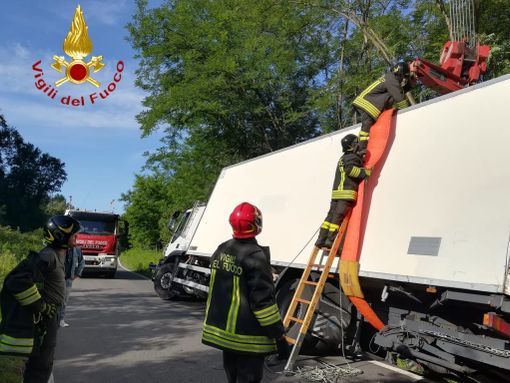 Ferrere: camion ribaltato sulla provinciale. Intervengono i vigili del fuoco