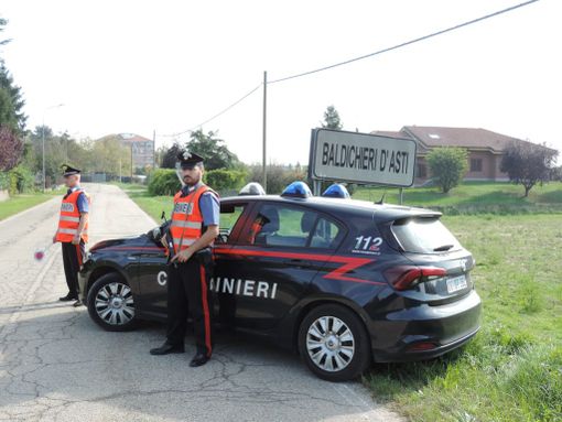 Finge di essere il fratello perché senza patente di guida da 17 anni: denunciato dai carabinieri