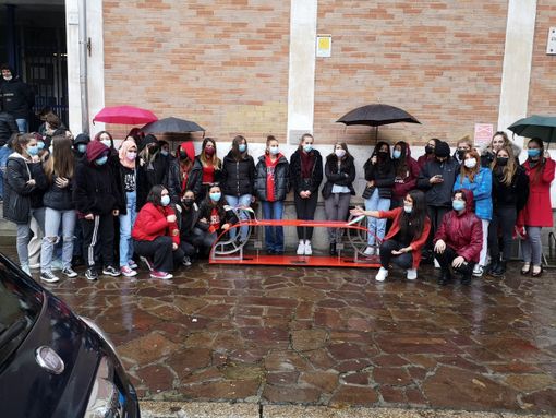 "La strada della violenza si ferma qui": inaugurate due panchine rosse all'Artom di Asti e Canelli (FOTOGALLERY)