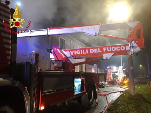 Squadre dei vigili del fuoco impegnate a Incisa Scapaccino