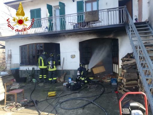 Intervento dei vigili del fuoco di Asti e Canelli per un incendio a Calamandrana Intervento dei vigili del fuoco di Asti e Canelli per un incendio a Calamandrana