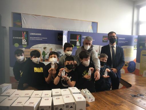 Trento e Giroldo con alcuni allievi dell'Istituto comprensivo