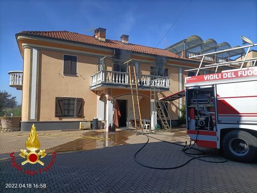 Esteso incendio in un'abitazione alla Boana. Sul posto i vigili del fuoco
