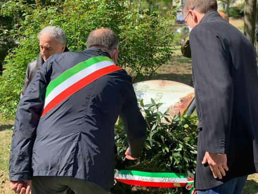 Il sindaco Maurizio Rasero con il presidente provinciale dell’Ordine dei Medici, Claudio Lucia, e il presidente provinciale del Movimento Federalistico Europeo, Davide Arri, posano la corona d’alloro davanti alla targa commemorativa di Gilberto Barbero, già presidente del CLN della provincia di Asti Il sindaco Maurizio Rasero con il presidente provinciale dell’Ordine dei Medici, Claudio Lucia, e il presidente provinciale del Movimento Federalistico Europeo, Davide Arri, posano la corona d’alloro davanti alla targa commemorativa di Gilberto Barbero, già presidente del CLN della provincia di Asti