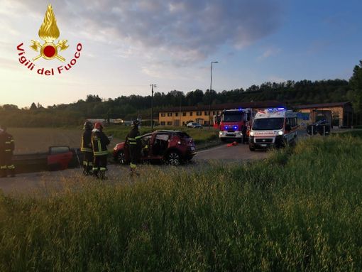 Auto ribaltata al raccordo tangenziale della Boana: due feriti