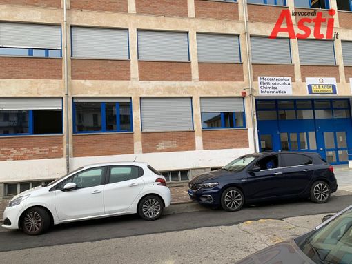 Diffida all'Artom per cartelloni pro mascherine, poi rimossi. Il dirigente: "Avevamo deciso già da tempo di toglierli"