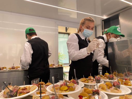 Studenti e diplomati del Penna al lavoro sull'Agrivan Gourmet Cia