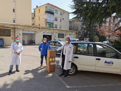 Alla Questura di Asti in dono da Arpa Piemonte gel igienizzante, la farmacia Sanitas ha donato 100 mascherine