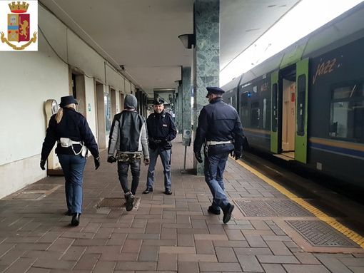 Asti, attraversa i binari e cerca di salire sul treno per Torino, sanzionato dalla Polfer Asti, attraversa i binari e cerca di salire sul treno per Torino, sanzionato dalla Polfer