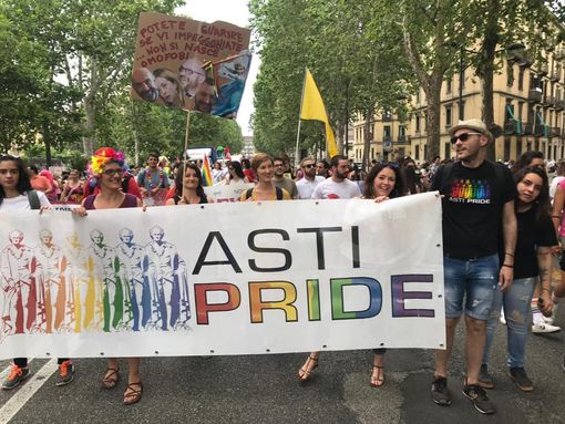 Il Comitato organizzatore Asti Pride risponde a Candelaresi : "Venite all'Asti Pride, liberi di essere chi volete, liberi di essere voi stessi" Il Comitato organizzatore Asti Pride risponde a Candelaresi : "Venite all'Asti Pride, liberi di essere chi volete, liberi di essere voi stessi"