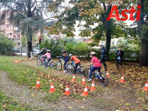 La sicurezza protagonista per i bimbi della Salvo D'Acquisto. In bici con i bimbi anche il sindaco Rasero