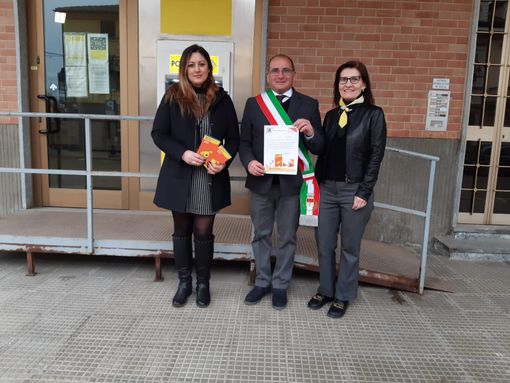 Nella foto, da sinistra, la direttrice di filiale di Asti, Concettina Restuccia; il sindaco di Castagnole delle Lanze, Calogero Mancuso e l’assessore Maria Grazia Rosso