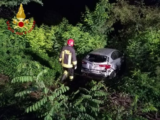 Incidente a Camerano Casasco, auto finisce in una scarpata