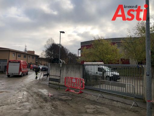 A Canelli tecnici al lavoro per il guasto che ieri ha provocato una fuga di gas. Il Pellati oggi rimarrà chiuso A Canelli tecnici al lavoro per il guasto che ieri ha provocato una fuga di gas. Il Pellati oggi rimarrà chiuso