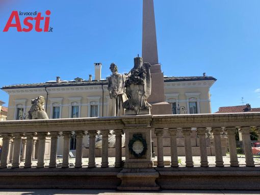 Danneggiamenti al monumento di piazza Roma: i responsabili individuati dalle telecamere Danneggiamenti al monumento di piazza Roma: i responsabili individuati dalle telecamere