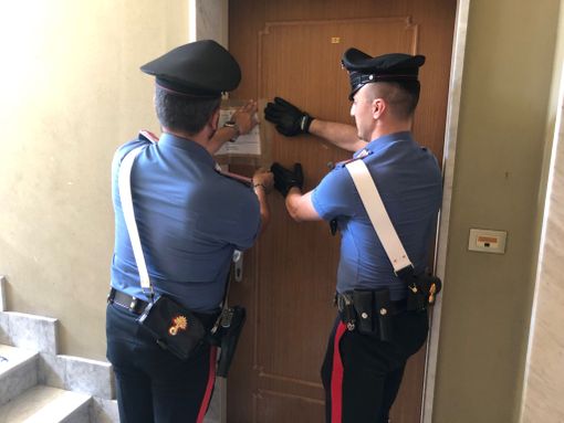 Accoltellò un uomo nel quartiere Praia di Asti ferendolo gravemente al volto. Arrestato e il suo appartamento sequestrato per accertamenti Accoltellò un uomo nel quartiere Praia di Asti ferendolo gravemente al volto. Arrestato e il suo appartamento sequestrato per accertamenti