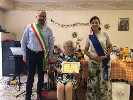 La neocentenaria Maddalena, con la vicepresidente della Provincia, Francesca Ragusa e il sindaco Maurizio Rasero