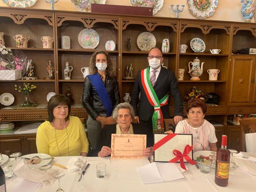 la neocentenaria Maria Margherita Argenta con le figlie e le istituzioni la neocentenaria Maria Margherita Argenta con le figlie e le istituzioni