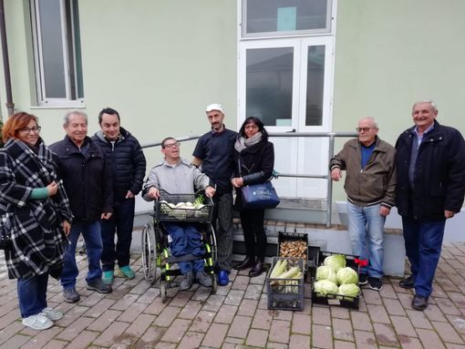 Una bagna cauda solidale grazie ai ragazzi del Centro diurno Santo Spirito e i volontari degli Orti Torretta Una bagna cauda solidale grazie ai ragazzi del Centro diurno Santo Spirito e i volontari degli Orti Torretta