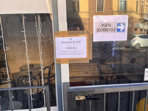 Le immagini, forniteci dal titolare, che documentano la chiusura del bar e le vetrate sfasciate