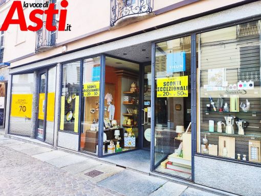La chiusura di Fratelli Massari, storico negozio del centro di Asti (Merphefoto)
