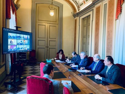 Caos passaporti, Cirio incontra questori e prefetti: "Valutiamo di coinvolgere i Comuni per il rilascio dei documenti" Caos passaporti, Cirio incontra questori e prefetti: "Valutiamo di coinvolgere i Comuni per il rilascio dei documenti"