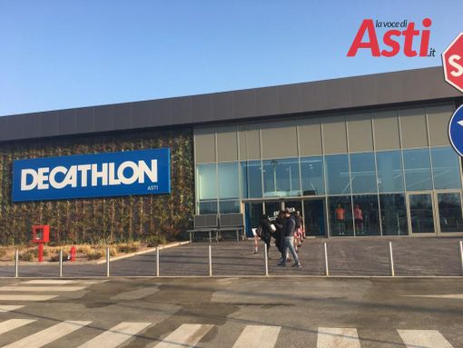 Ad Asti, code prima dell'apertura da Decathlon