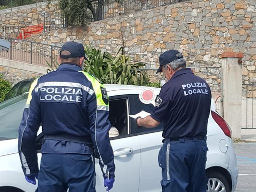 Bivaccavano all'alba nei giardini: multati 22 giovani piemontesi a Diano Marina