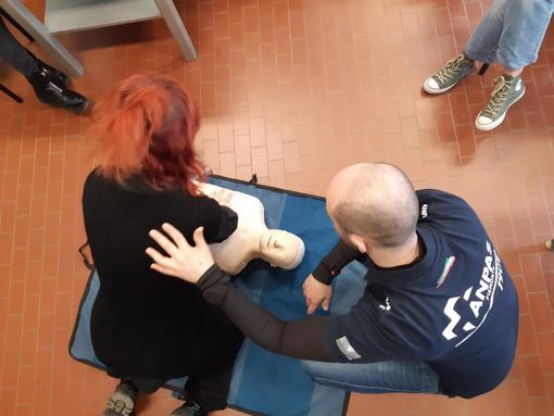 Al Castigliano lezione per l’abilitazione all’uso del defibrillatore semiautomatico esterno (Dae) Al Castigliano lezione per l’abilitazione all’uso del defibrillatore semiautomatico esterno (Dae)