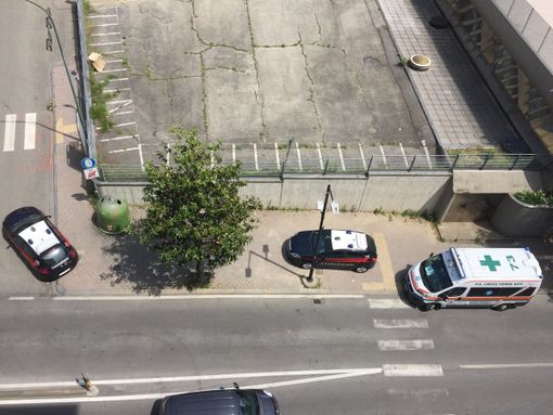 Carabinieri, polizia locale, 118 in corso Dante un uomo minaccia il suicidio