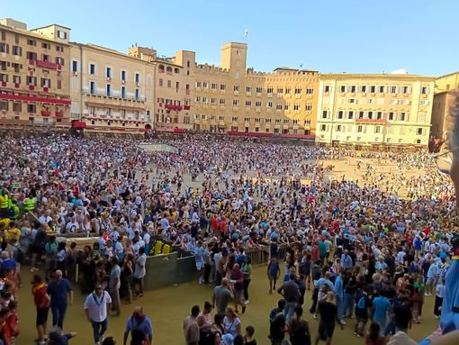 La Croce Verde Asti al Palio di Siena con alcuni volontari. In futuro gemellaggio con il Palio di Asti La Croce Verde Asti al Palio di Siena con alcuni volontari. In futuro gemellaggio con il Palio di Asti