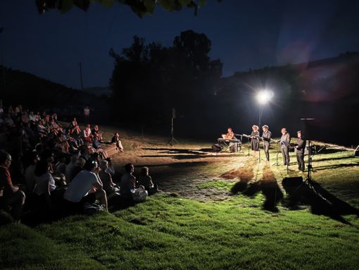 “Una casa da portare sempre con me”: Andrea Bosca e Teatro degli Acerbi ieri sera in scena a Canelli “Una casa da portare sempre con me”: Andrea Bosca e Teatro degli Acerbi ieri sera in scena a Canelli